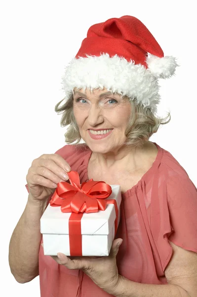 Seniorin hält Geschenk in der Hand — Stockfoto