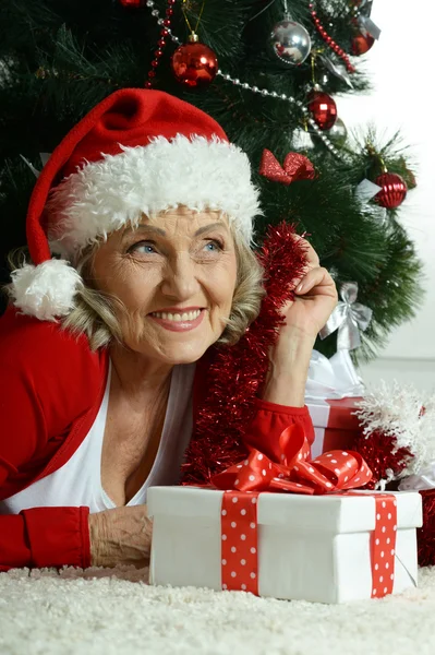 Mujer mayor con regalo — Foto de Stock