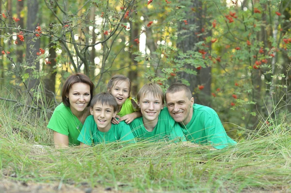 Glückliche Familie ruht sich im Park aus — Stockfoto