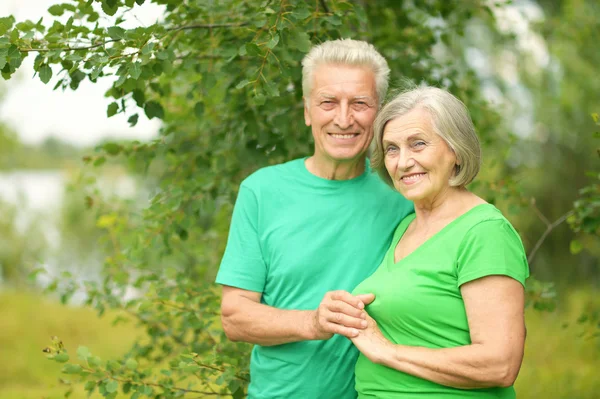 Senior koppel in de zomer — Stockfoto