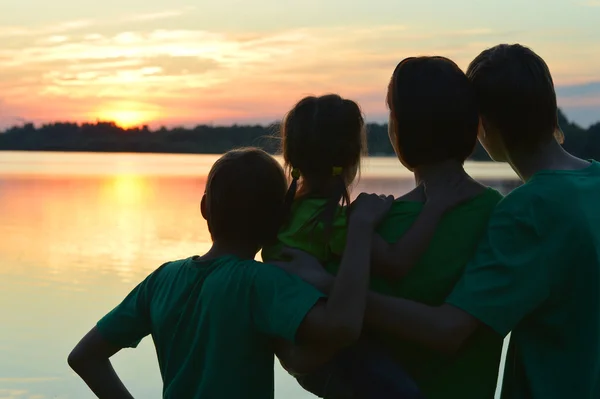 Familie nahe dem Fluss — Stockfoto