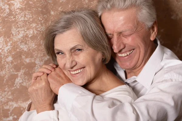 Feliz pareja de ancianos en casa — Foto de Stock