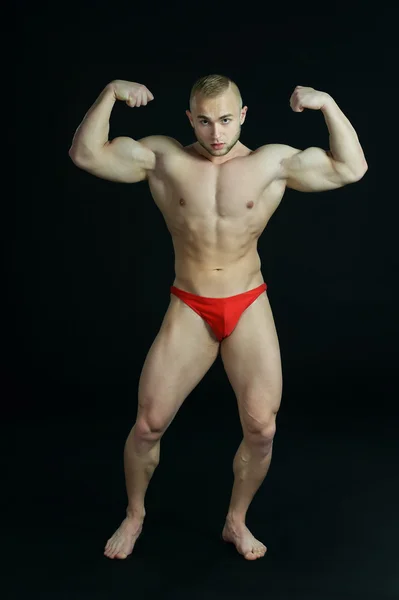 Bodybuilder poseren zijn spieren — Stockfoto