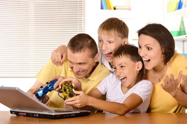 Familj spelar på laptop — Stockfoto