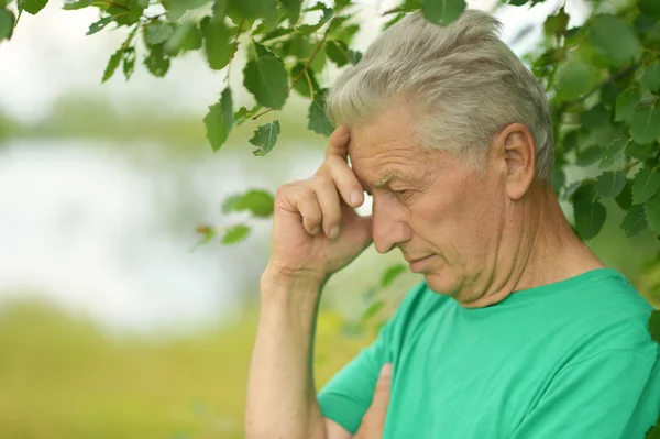 Äldre man tänker — Stockfoto