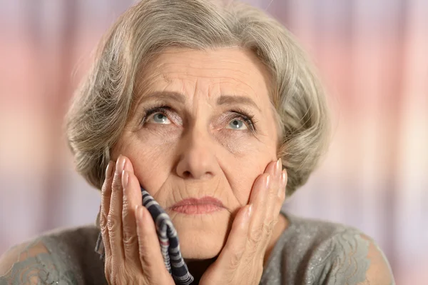 Zieke bejaarde vrouw close-up — Stockfoto