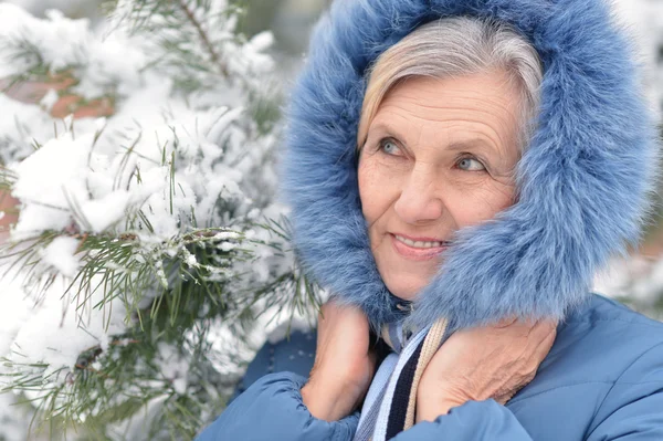 Vecchia donna in inverno — Foto Stock