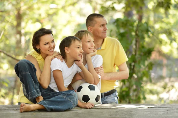 Famiglia e palla calzino — Foto Stock