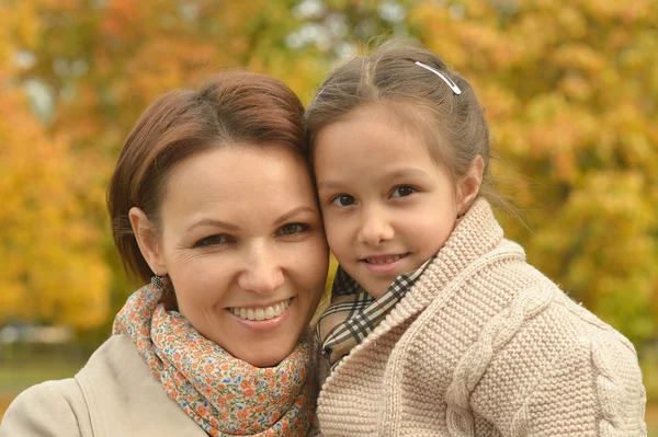 Mamma med dotter i park — Stockfoto