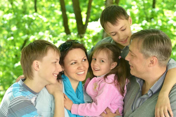 Familjen vilar i park — Stockfoto