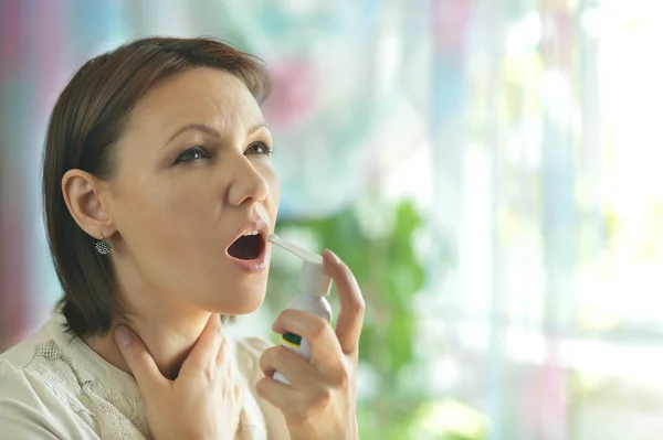 Mujer chorreando garganta —  Fotos de Stock