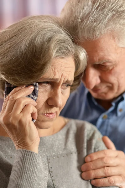 Sjuka äldre par med telefon — Stockfoto