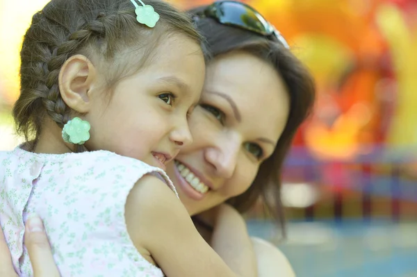 Mãe com filha no parque — Fotografia de Stock