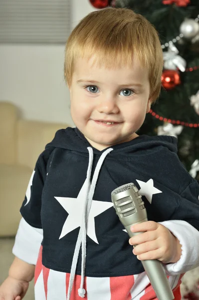 Niño pequeño con micrófono —  Fotos de Stock