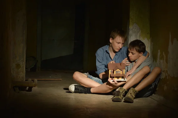 Niños pequeños en un sótano oscuro —  Fotos de Stock