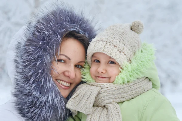 母亲和女儿在冬季 — 图库照片