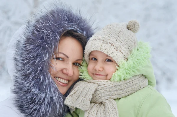 Mãe e filha no inverno — Fotografia de Stock