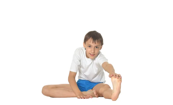 Ung pojke göra övningar — Stockfoto