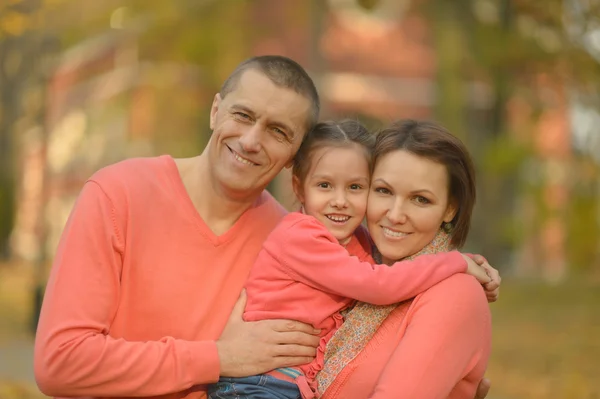 Padre e madre con figlia — Foto Stock