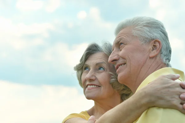 Bejaarde echtpaar ontspannen — Stockfoto