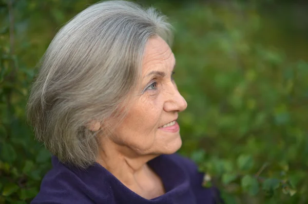 Vrouw die in het park loopt — Stockfoto