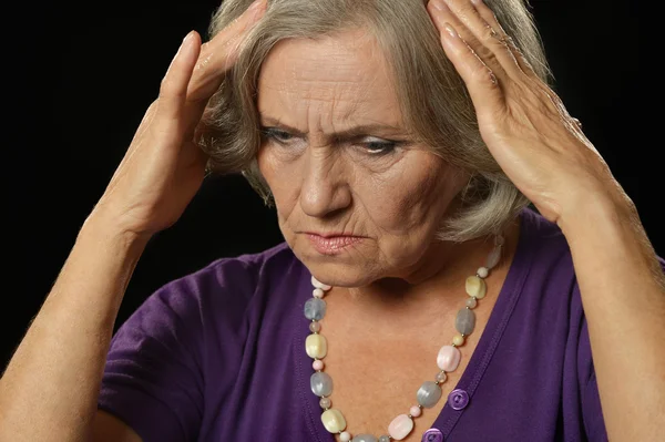 Portret van triest senior vrouw — Stockfoto