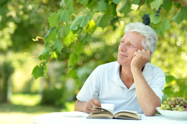 Oudere man met boek — Stockfoto