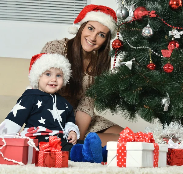 Mor med gutt nær juletre – stockfoto