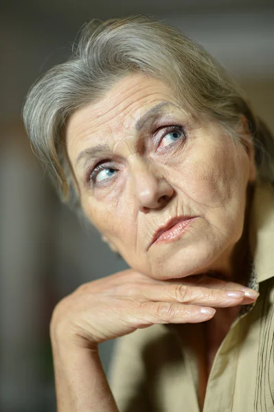 Triste mulher idosa em casa — Fotografia de Stock