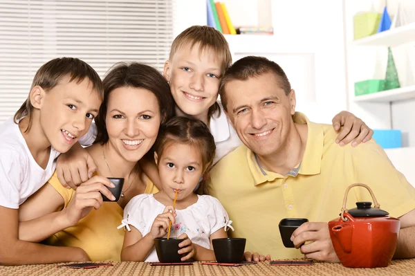 Familie trinkt Tee — Stockfoto