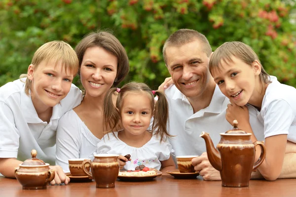 Mutlu bir aile çay içme — Stok fotoğraf