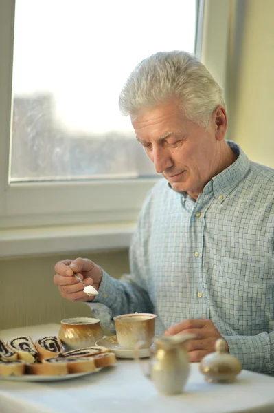 Oudere man met kopje thee — Stockfoto