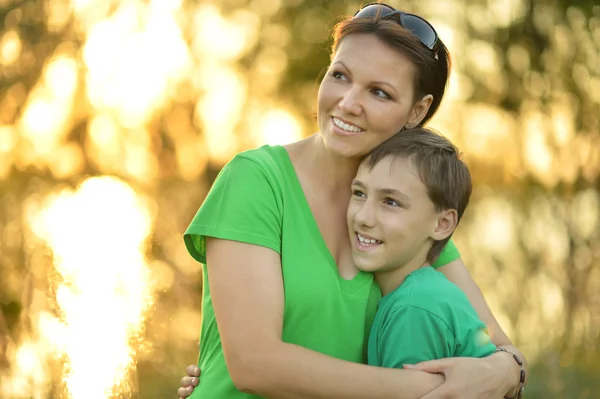 Mamma med son i park — Stockfoto