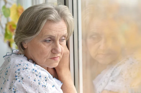 Velha senhora triste em casa — Fotografia de Stock