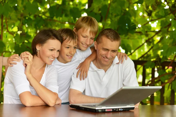 Família feliz com laptop — Fotografia de Stock