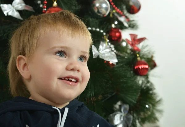 Niño pequeño cerca del árbol de año nuevo —  Fotos de Stock