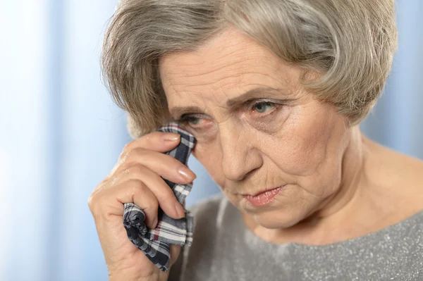 Mujer mayor con gripe — Foto de Stock