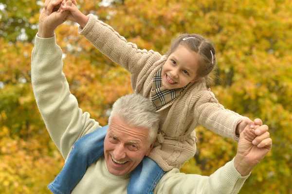 Дедушка с ребенком в парке — стоковое фото