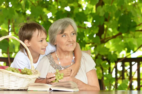 Großmutter mit Enkel beim Lesen — Stockfoto