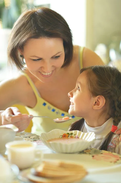 Anne ve kızı çorba yemek — Stok fotoğraf