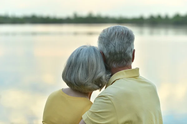 Seniorenpaar in der Nähe des Sees — Stockfoto