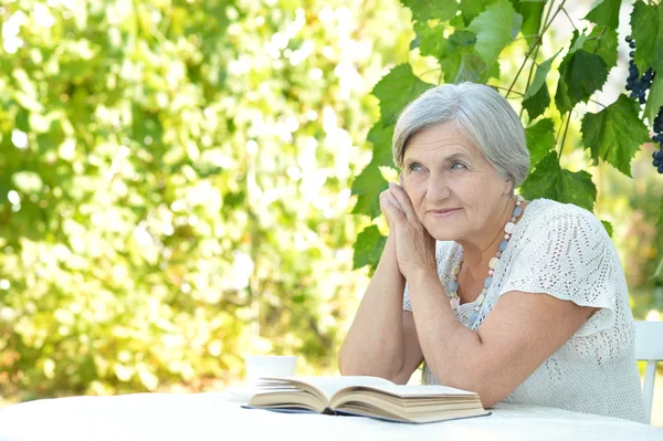 Orta yaşlı kadın bir kitap okuma — Stok fotoğraf