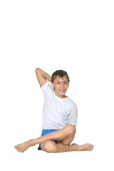 Мальчик делает упражнения — стоковое фото