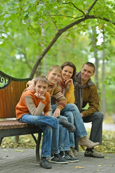 Familia en un banco en el parque — Foto de Stock