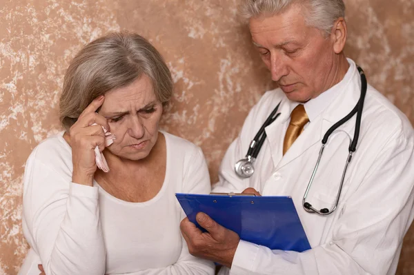 Elderly woman came to the doctor — Stock Photo, Image