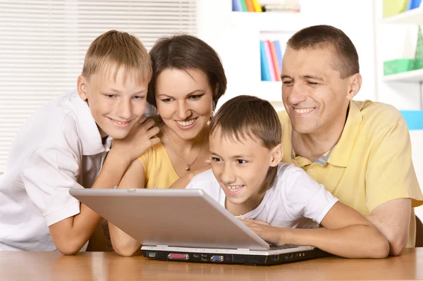 Família jogando no laptop — Fotografia de Stock