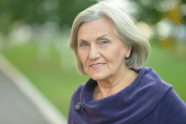 Woman walking in the park — Stock Photo, Image