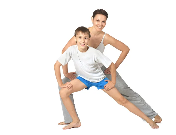 Mutter und Sohn machen Übungen — Stockfoto