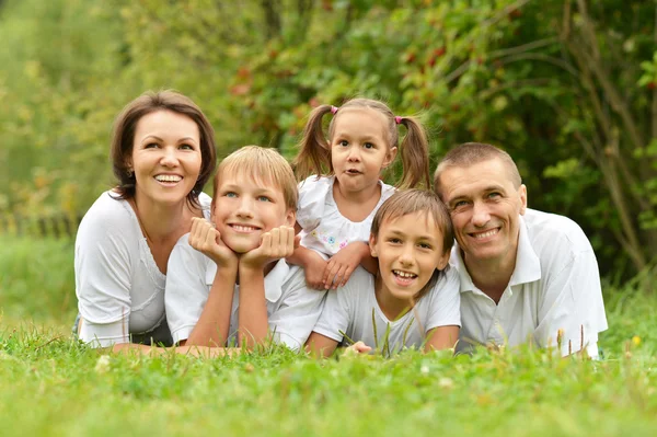 Familj i parken — Stockfoto