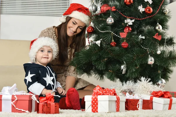 Mãe com menino perto da árvore de Natal — Fotografia de Stock